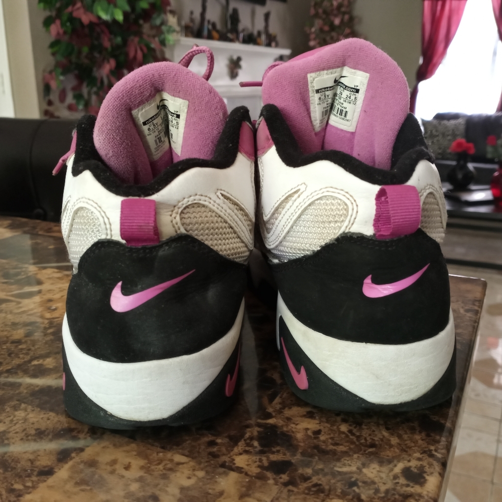 Nike - Picture 4 of 6